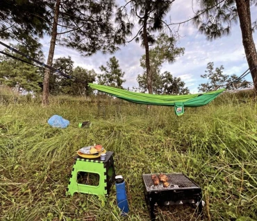 Customer relaxing in Langtang Gear hammock outdoors 4