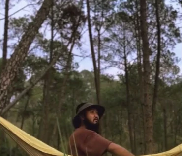 Oiclickhandim relaxing in Langtang Gear hammock setup